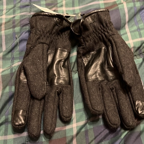 NWT Goodfellow tech touch winter gloves. - Picture 2 of 4